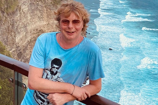 «Ей 19 лет, ему 50»: у Андрея Григорьева-Апполонова новый роман с молоденькой