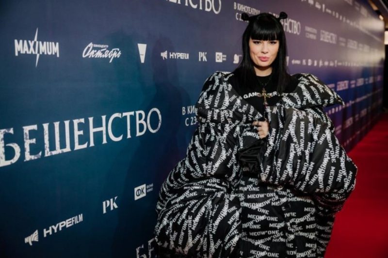 "Огромный мешок за миллион рублей": поклонники высмеяли куртку Нелли Ермолаевой