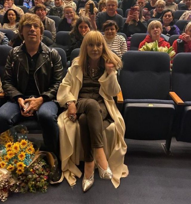 "Стала еще более худой, помолодела": Пугачева в стильном плаще оказалась на концерте