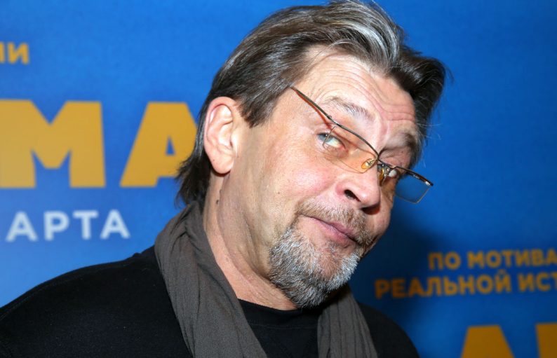 Одну из последних нитей разорвал: Александр Домогаров покинул родину