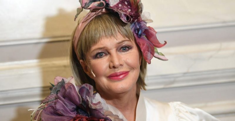 Елена Проклова в 70 лет без стеснения показала себя в пляжном наряде, восхитив публику