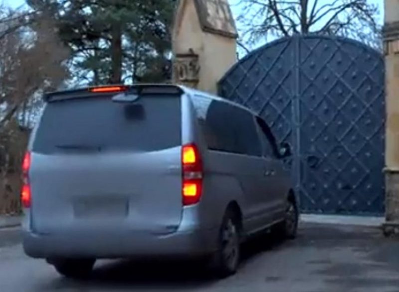 Купе выкупила за 20 тысяч рублей, а после обсудила продажу машин: известны детали визита Пугачевой в РФ