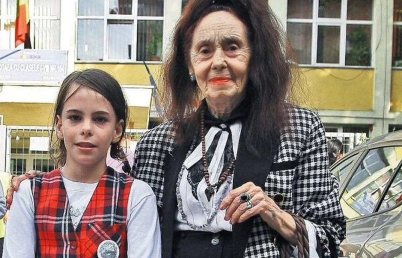Она верила, что все получится, родив первенца в 66 лет: как выглядят мама с дочкой спустя 19 лет
