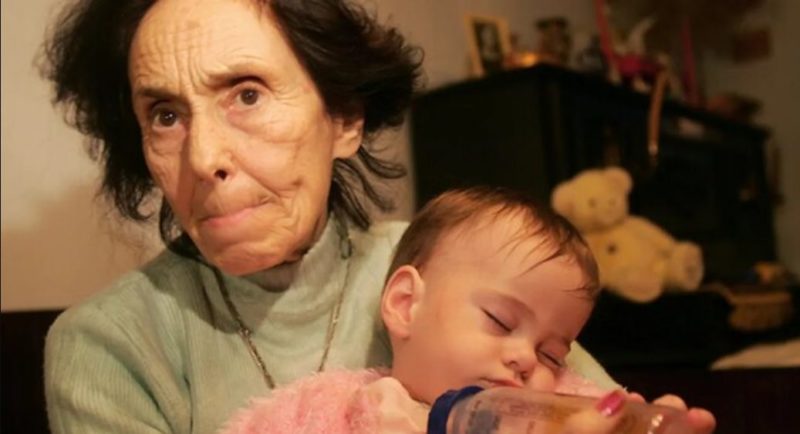 Она верила, что все получится, родив первенца в 66 лет: как выглядят мама с дочкой спустя 19 лет