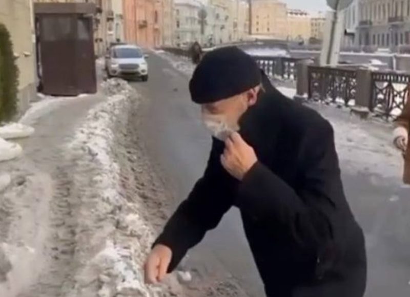 Еле передвигался в валенках: 73-летнего Михаила Боярского после клиники заметили на улице