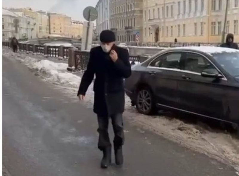 Еле передвигался в валенках: 73-летнего Михаила Боярского после клиники заметили на улице