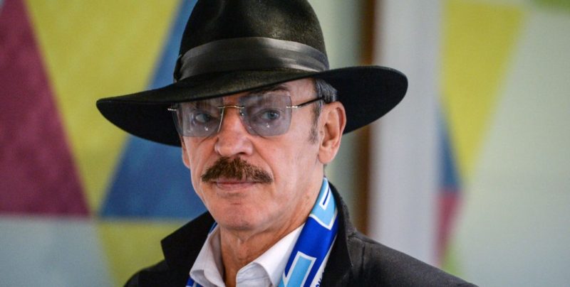 Еле передвигался в валенках: 73-летнего Михаила Боярского после клиники заметили на улице