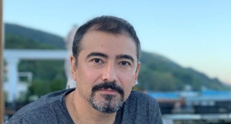 С короткими волосами не все его узнают": как сейчас выглядят Фарик из "Бригады" и его жена