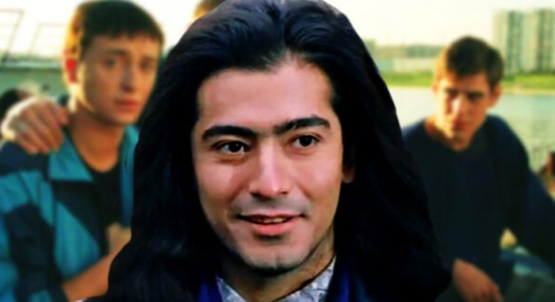 С короткими волосами не все его узнают": как сейчас выглядят Фарик из "Бригады" и его жена