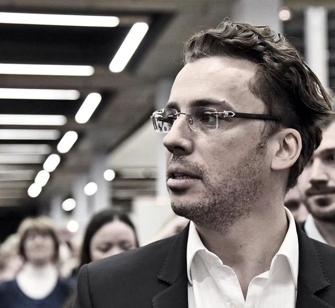 "Вам выгодно, вот вы и притворяетесь патриотами": Галкин заговорил о своих российских коллегах