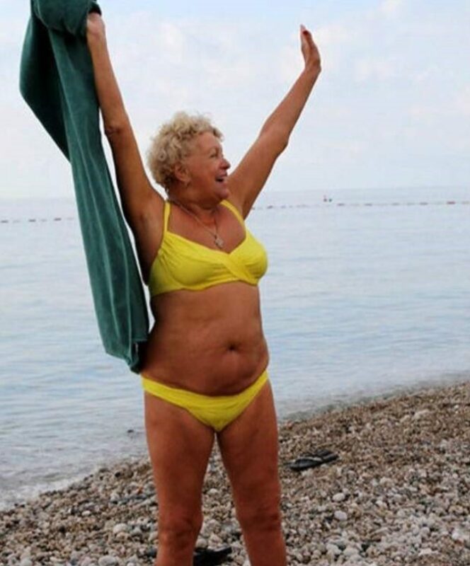 "Бабка решила вспомнить, как быть девкой": 75-летняя Поргина вышла в желтом пляжном костюме