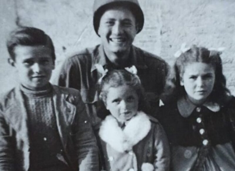 77 лет спустя бывший солдат Флориды обнимает четверых детей, которых он спас