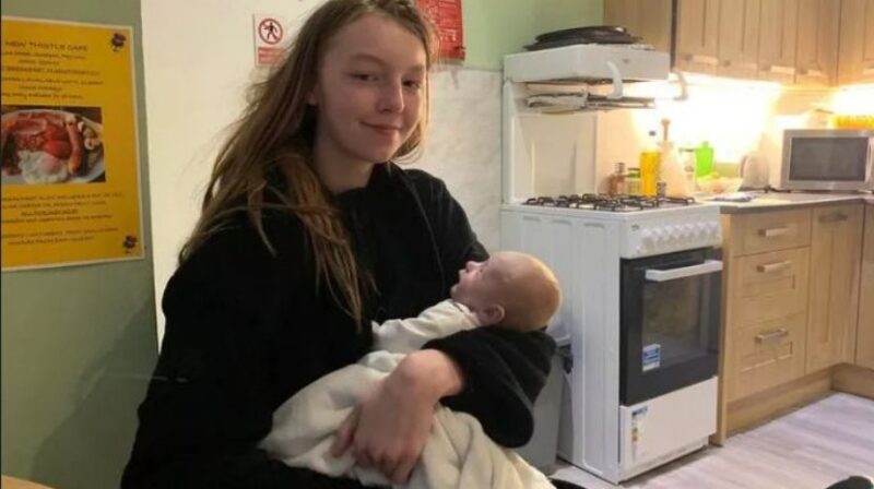 Женщина с большим сердцем приютила мать-подростка, которая жила на улице с младенцем