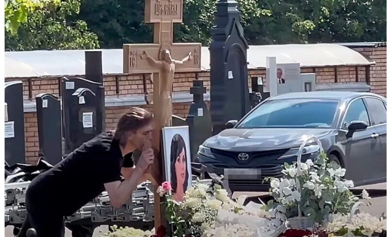 Чернышев пришел с 5-летней Милой на последнее пристанище звездной мамы: в сети снимки
