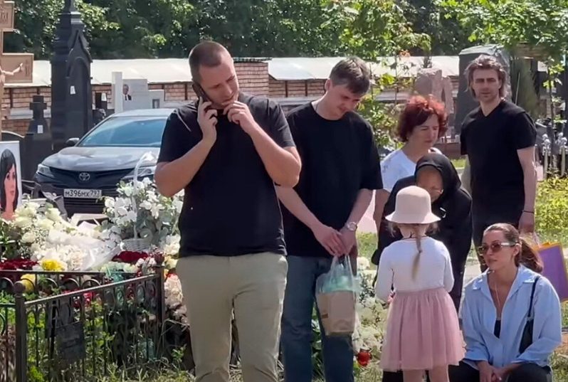 Чернышев пришел с 5-летней Милой на последнее пристанище звездной мамы: в сети снимки