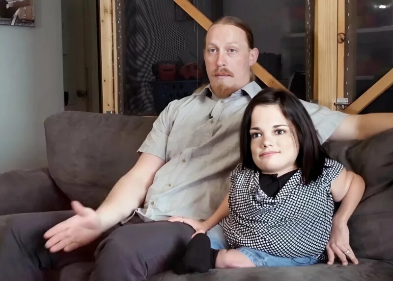 Девушка ростом всего 86 см и ее муж ростом 184 см стали родителями: вот как выглядит их сын