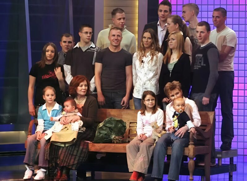 65-letnia kobieta została mamą czworaczków i teraz wychowuje 12 dzieci: tak wyglądają jej dzieci